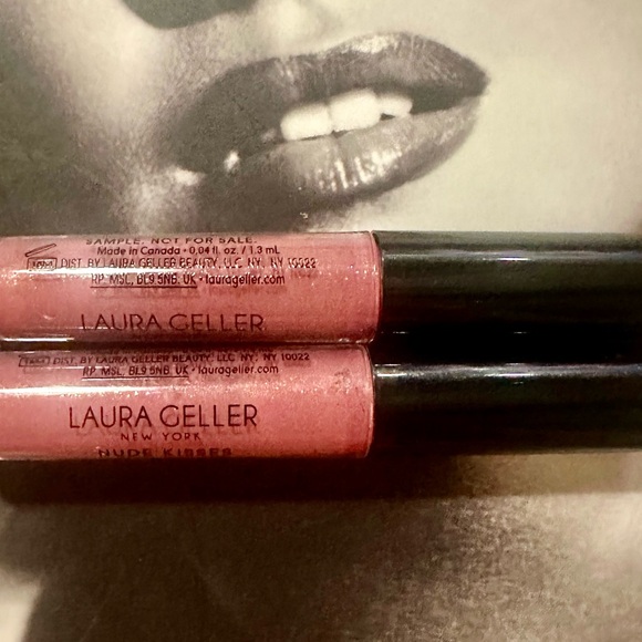 LAURA GELLER NUDE KISSES LIP HUGGING
LIP GLOSS in BLUSHING - Picture 2 of 8